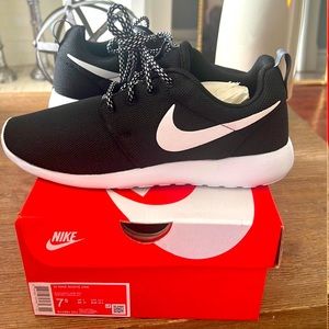 Nike roshe one black & white running shoes size 7.5
Brand new with box.